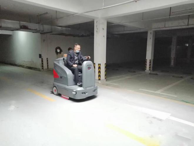 内江小区物业保洁不用人力改用驾驶式洗地机了